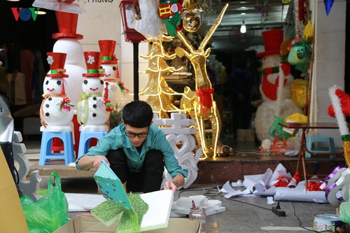 Hanoi streets lit up as merry Christmas comes - ảnh 4